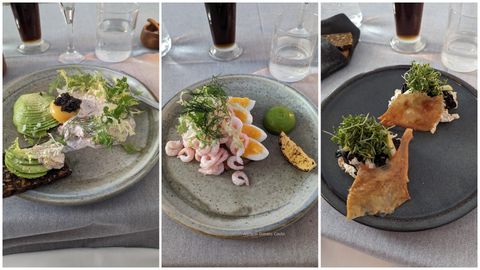 'Um grid de 3 imagens lado a lado, mostrando 3 opções de pratos com uma fatia de pão escuto com com detalhes de folhagem, avocado, proteína e um creme claro, em diferentes arranjos.'