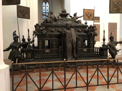 Tumba do Imperador Ludovico IV da Baviera, na Frauenkirche, em Munique. Foto de Adriano Donato Couto.