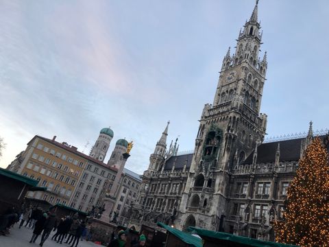 Marienplatz, com Rathaus-Glockenspiel ao fundo. Foto de Adriano Donato Couto.