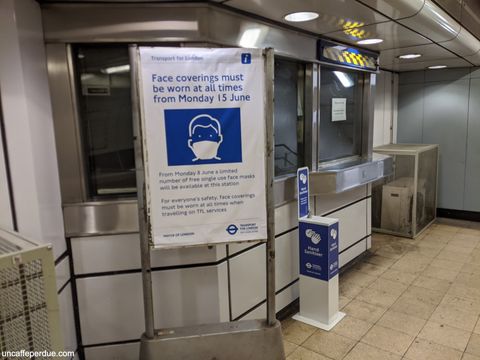 O aviso logo adiante deixa claro: uso obrigatório de máscaras (ou outras coberturas para a boca e o nariz) no transporte público. Logo ao lado, uma das muitas estações com higienizadores para as mãos.
