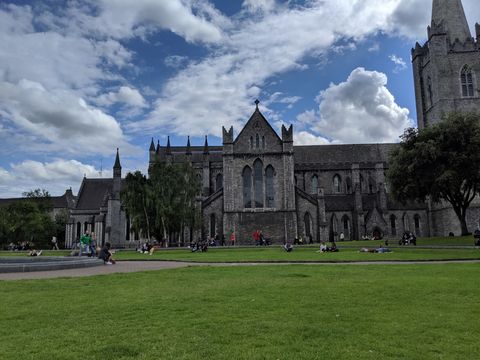 St Patricks Cathedral vista do St Patick's Park, Dublin. Foto por Adriano Donato Couto.