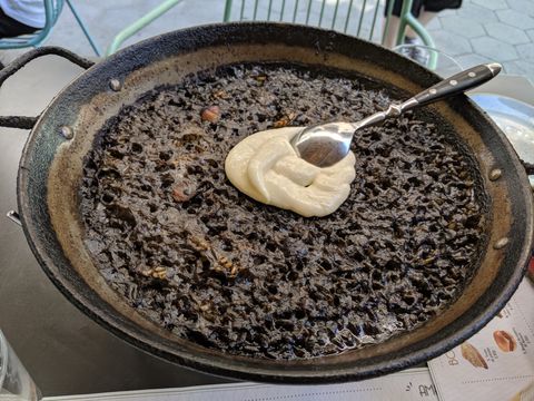 Arroz negro no Tapa Tapa.