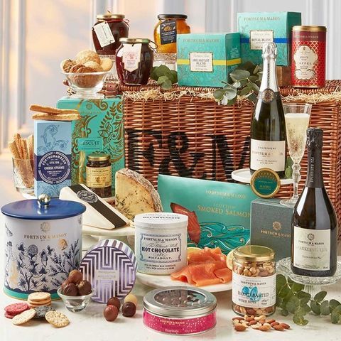 Fortnum & Mason - um de seus icônicos hampers. Fonte: Instagram/@fortnums.