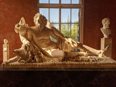 Se "perder" pelo museu não é algo desagradável. Durante meu trajeto, encontrei esta escultura representando o rio Tiber com os gêmeos Rômulo e Remo, "fundadores de Roma".