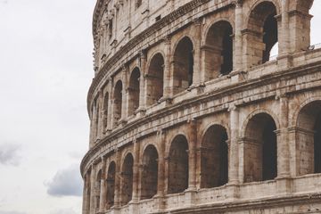 Visão lateral do Coliseu de Roma, com destaque para seus arcos.