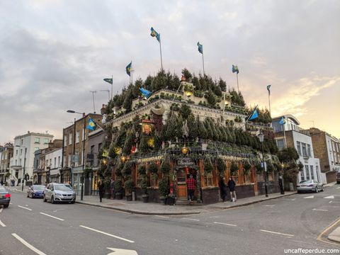 The Churchill Arms. Embora a fachada seja mais charmosa com a iluminação noturna, durante o dia ela não decepciona.