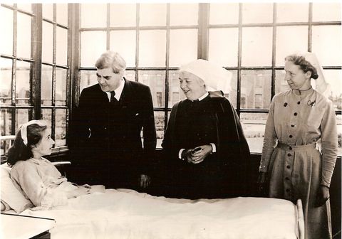 Aneurin Bevan, Ministro da Saúde britânico, no primeiro dia do Serviço Nacional de Saúde (NHS), em 05 de julho de 1948. Park Hospital, Davyhulme, próximo de Manchester. Fonte: University of Liverpool Faculty of Health & Life Sciences from Liverpool, United Kingdom / CC BY-SA (https://creativecommons.org/licenses/by-sa/2.0). Endereço do download: https://commons.wikimedia.org/wiki/File:Anenurin_Bevan,_Minister_of_Health,_on_the_first_day_of_the_National_Health_Service,_5_July_1948_at_Park_Hospital,_Davyhulme,_near_Manchester_(14465908720).jpg