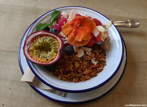 Iogurte de coco e granola no café Common Ground.