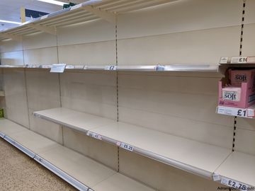 Prateleiras de papel higiênico em um supermercado de Londres.