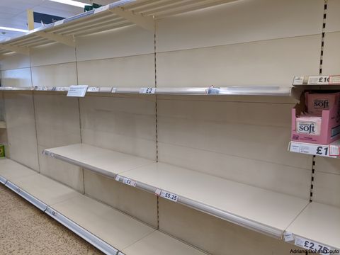 Prateleiras de papel higiênico em um supermercado de Londres.