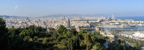 Vista a partir do Mirador de l'Alcalde. Na foto, tudo fica bem menor do que vendo pessoalmente, mas é possível ver (da esquerda para a direita): a Basílica de La Sagrada Família, a Torre Glòries (prédio em formato que lembra um pepino), o  Monumento a Cristóvão Colombo e vários outros pontos da cidade. Foto de Adriano Donato Couto.
