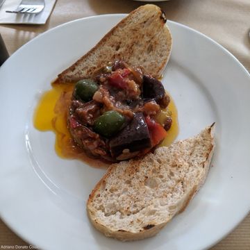 Caponata caprichada na Osteria Tufo. Finsbury Park, Londres.