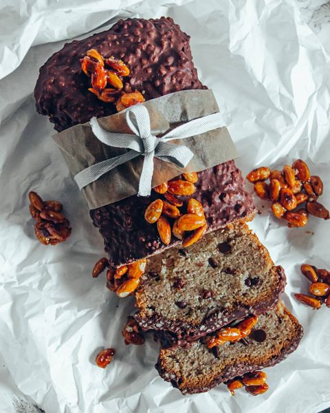 Banana bread com chocolate e amêndoas caramelizadas.