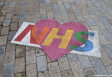 Homenagem ao NHS em calçada de Londres