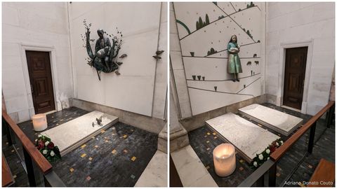 Sobre um piso escuro e em frente a paredes claras, temos um túmulo claro à esquerda e, à direita, dois túmulos. À esquerda, há a escultura na parede de um menino segurando um cordeiro; à direita, temos uma escultura de uma menina também segurando o mesmo animal.