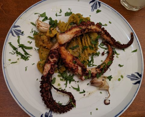 Tentáculos de polvo com batata doce - Restaurante Portas de São Pedro - Faro, Portugal. Foto por Adriano Donato Couto.