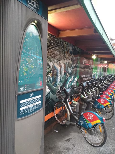 Uma estação típica da dublinbikes. Foto por Adriana Pellegrino.