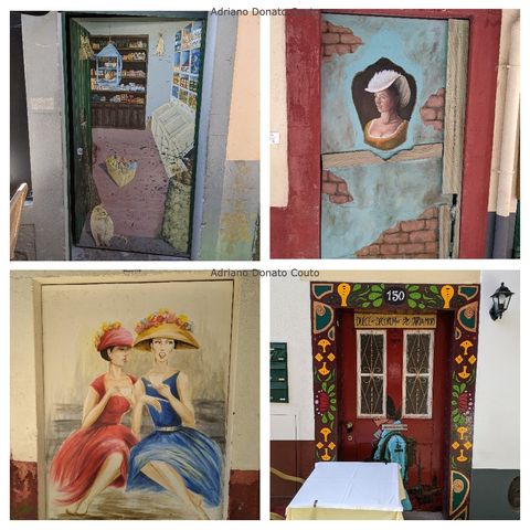 "Colagem com portas pintadas, contendo 4 exemplos: a representação de um armazém antigo; o busto de uma senhora com trajes antigos e um vestido amarelo; duas mulheres de vestidos elegantes e chapéus com flores e; por último, uma moldura vermelha toda cheia de detalhes coloridos rodeando um soldado, que está no centro da porta."