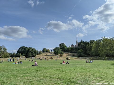 Gramado de Greenwich Park com Royal Observatory ao fundo.
